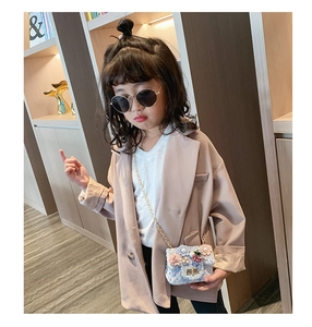 Détail du sac enfant en tweed bleu avec trois fleurs 3D perles et bandoulière en chaîne dorée