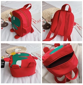 Détails du sac à dos dinosaure rouge pour enfant montrant l'espace intérieur