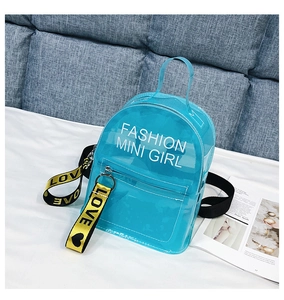 Détail du mini sac à dos en PVC bleu transparent avec texte blanc et ruban décoratif jaune
