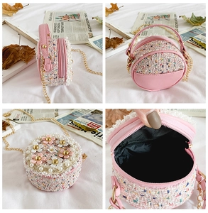 Vue détaillée du mini sac rond en tweed rose avec fleurs 3D et perles décoratives