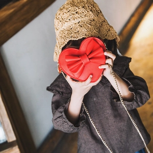 Kids cute red heart-shaped shoulder bag with bow and golden chain strap