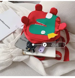 Vue détaillée de la capacité interne du sac à dos dinosaure rouge avec accessoires