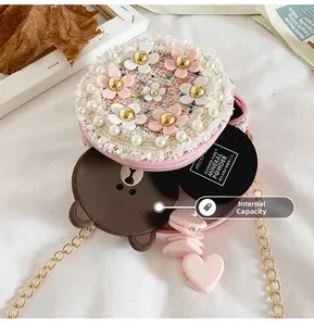 Capacité intérieure du mini sac rond floral montrant l'espace pour le maquillage