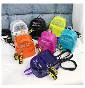 Détails des mini sacs à dos en PVC transparent déclinés en sept couleurs gelée vives
