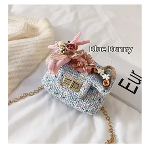 Dettaglio borsa a tracolla in tweed blu per bambina con coniglio e decori floreali