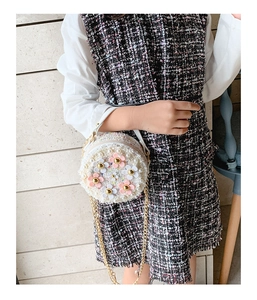 Détail du mini sac en tweed à fleurs avec perles et chaîne dorée pour filles