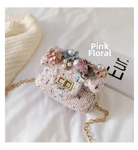 Dettaglio borsa bimba in lana rosa con fiori 3D, perle e tracolla a catena dorata