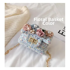 Dettaglio della borsa in tweed blu per bambina con fiori e decorazioni di perle