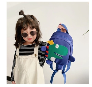 Détail du sac à dos dinosaure pour enfants bleu marine avec motif de dessin animé vert