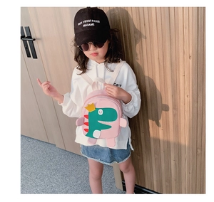 Sac à dos dinosaure rose pour enfant porté par un modèle pour la maternelle