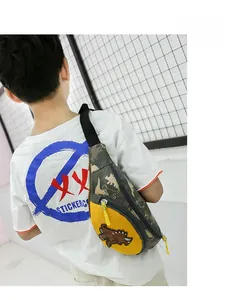 Vue détaillée du sac de poitrine enfant dinosaure avec motif camouflage et jaune