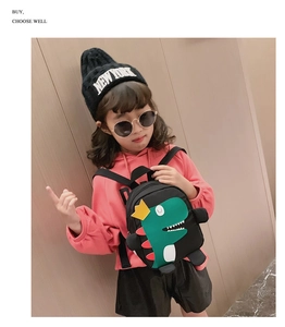 Vue détaillée du mini sac à dos dinosaure noir pour enfant avec patch vert et couronne