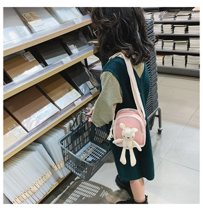 Borsa a tracolla in tessuto rosa per bambini con coniglietto di peluche su modella