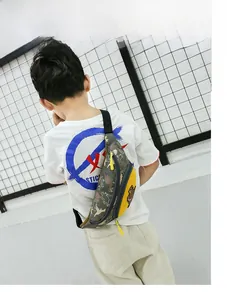 Sac de poitrine dinosaure pour enfant avec sangles jaunes porté par un mannequin