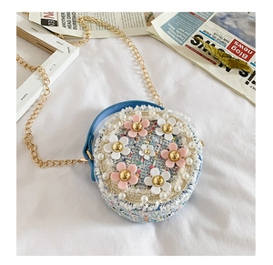 Détail du sac rond en tweed pour enfants avec fleurs 3D et bordure de perles
