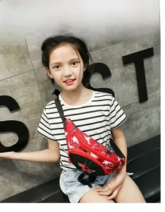 Enfant portant un sac bandoulière dinosaure rouge avec sangle réglable et fermeture