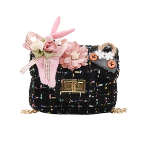 Mini borsa a tracolla in tweed nero per bambini con coniglio rosa e catena d'oro