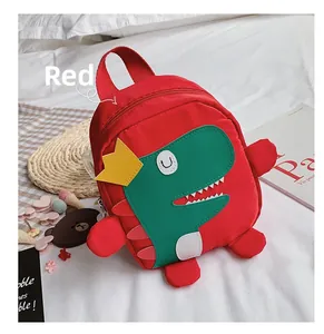Détail du sac à dos dinosaure rouge pour enfant avec crête verte et couronne jaune