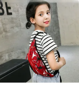 Sac de poitrine pour enfant en toile rouge avec divers motifs de dinosaures pour l'extérieur