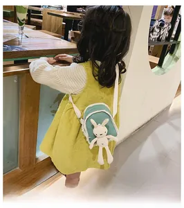 Dettaglio borsa a tracolla bimbi in velluto verde con bambola coniglio 3D sulla spalla