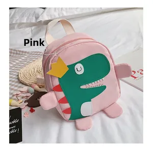Sac à dos rose pour enfant avec motif dinosaure et couronne sur décor doux