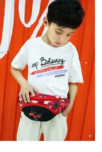 Détail de sac de poitrine enfant rouge avec motif dinosaure et double fermeture