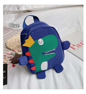Détail du sac à dos dinosaure bleu pour enfants avec motif vert et détails rouges