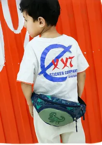 Détail du sac de poitrine dinosaure pour enfants avec imprimés et motif T-Rex 3D en plein air