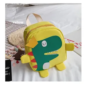 Détail du sac à dos dinosaure jaune pour enfant avec ailerons 3D et poignée en sangle