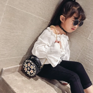 Petit sac rond tissé noir pour enfant avec fleurs roses et bandoulière dorée