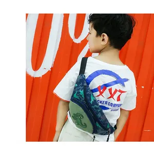 Vue détaillée du sac à bandoulière dinosaure bleu pour enfants avec sangle ajustable