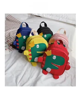 Vue détaillée des sacs à dos dinosaures pour enfants en rouge, jaune, bleu, noir et rose