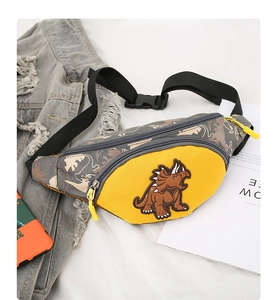 Détail du sac de poitrine enfant jaune avec broderie dinosaure et poches zippées