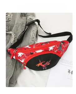 Détail du sac de poitrine dinosaure pour enfants avec motif rouge et boucle réglable