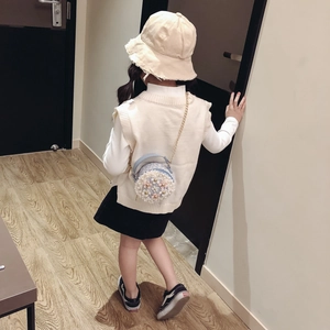Mini sac rond fleuri pour enfants avec fleurs 3D et perles sur surface bleu clair