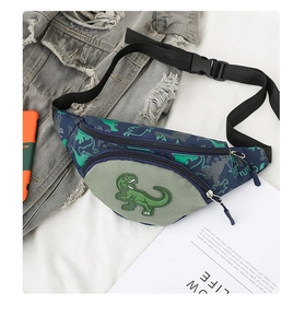 Détail du sac de poitrine enfant bleu foncé avec motif dinosaure et fermeture éclair verte