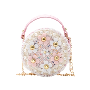 Petit sac rond en tweed rose pour filles avec fleurs 3D et perles sur fond blanc immaculé
