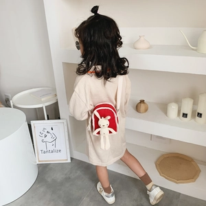 Zaino rosso per bambini con peluche coniglio crema, accessorio minimalista ed elegante