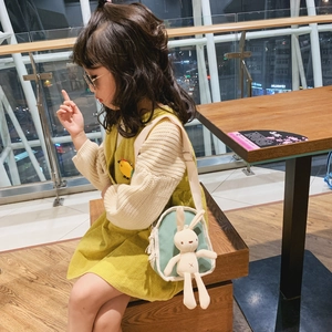 Borsa a tracolla per bambini in tela verde con coniglietto di peluche e cinghia