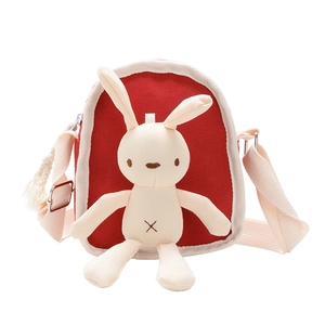 Borsa a tracolla rossa in tela per bambini con peluche a coniglio e tracolla regolabile