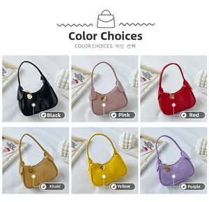 Détail de sacs pour enfants en cuir PU multicolore avec pendentif coeur et logo embossé