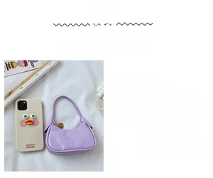 Mini sac baguette violet pour enfants comparé à un téléphone pour la taille