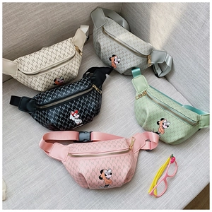 Détail de sacs bandoulière colorés avec imprimés Mickey Mouse et motifs de logos