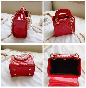 Detailansicht rote Mini-Handtasche aus Lackleder mit Perlengriff und Steppung