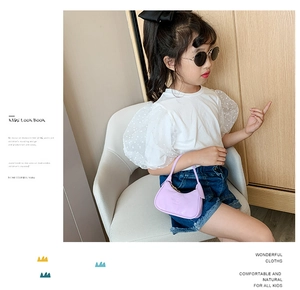 Sac baguette enfant en similicuir lavande avec fermeture éclair dorée et poignée chic