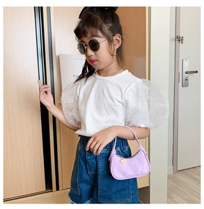 Tenue d'été pour fille avec t-shirt à manches bouffantes en tulle et mini sac violet