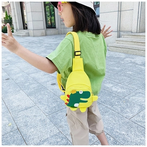Kind trägt eine gelbe Dino-Brusttasche mit verstellbarem Gurt im Freien beim Spielen