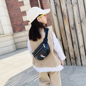 Sac bandoulière enfant en cuir noir avec motifs de dessins animés et sangle réglable