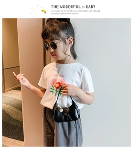 Ensemble mode enfant avec t-shirt blanc, pantalon gris et mini sac à main verni noir