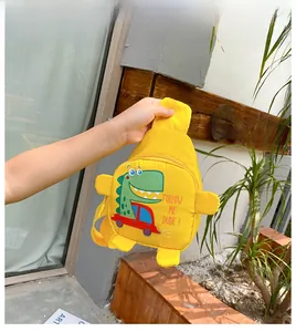 Detailansicht der gelben Dinosaurier Kinder Umhängetasche mit Cartoon-Druck im Freien
